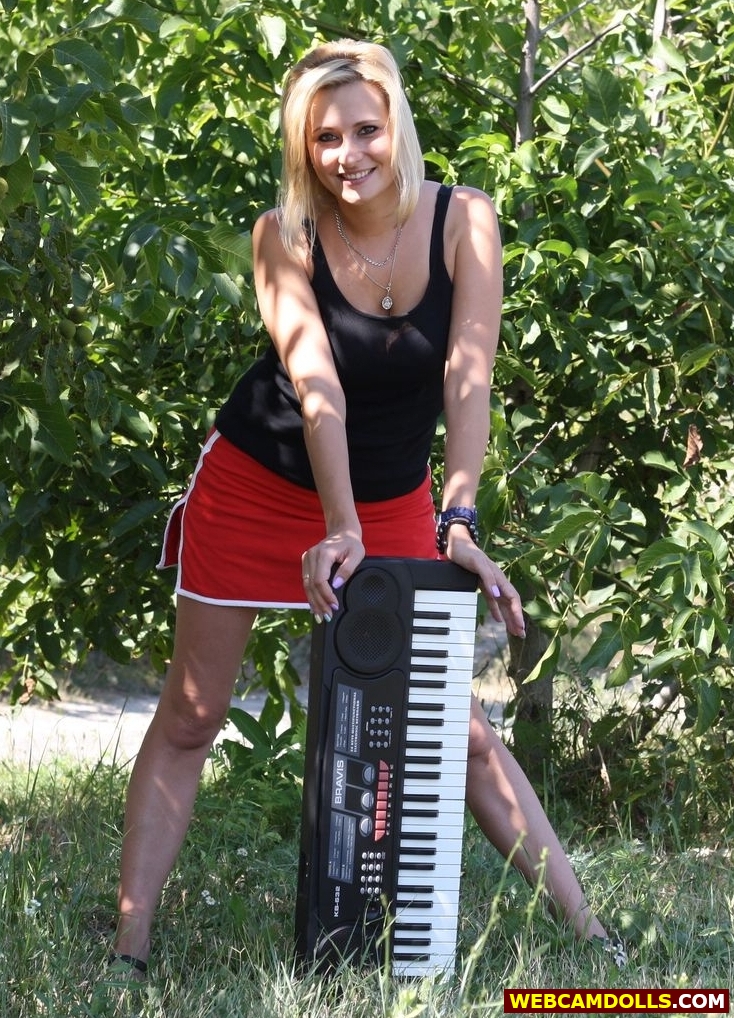 Blonde MILF in Red Miniskirt with Bare Legs on webcamdolls